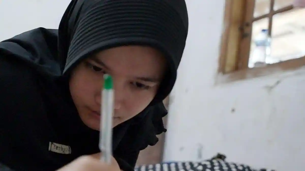 Inilah Sosok Tiara Gadis 18 Tahun Anak Penjual Keripik Kuliah